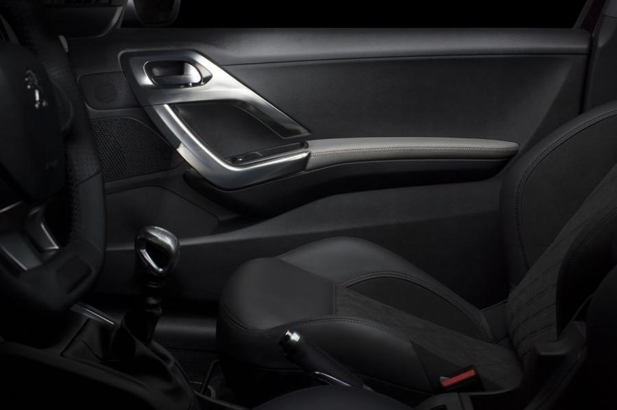  Peugeot 208 XY 2013 года  (фото 2 из 8)